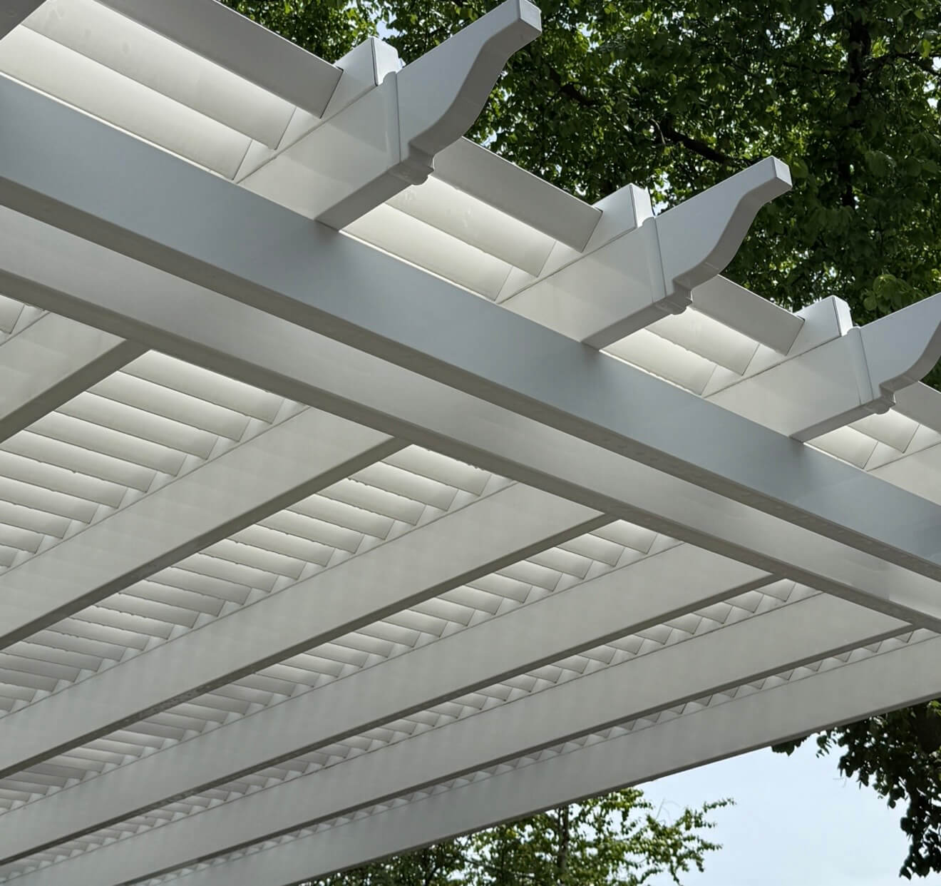 Clean bright white pergola after Bin Bros pergola cleaning in Elmhurst, IL