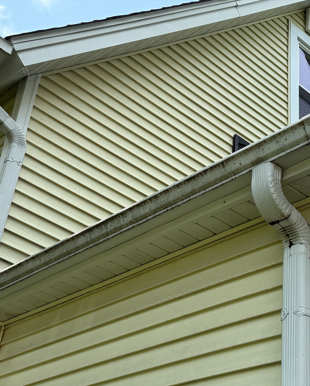Dirty white gutter with black streaks and mildew before restoration in Elmhurst, IL
