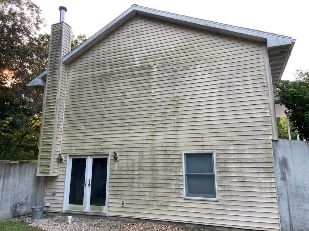 Home siding covered in algae and mildew before soft washing in Elmhurst, IL