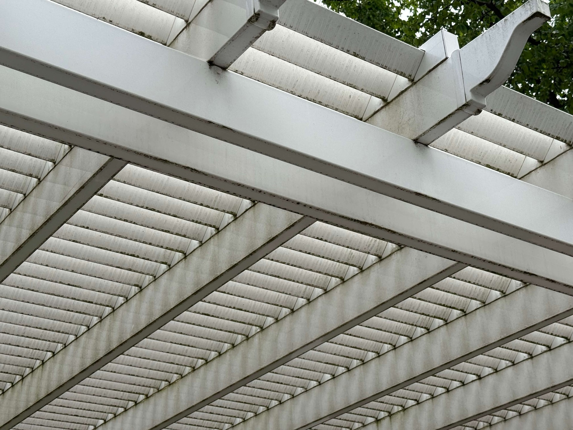 Dirty white pergola with mildew and algae streaks before cleaning in Elmhurst, IL